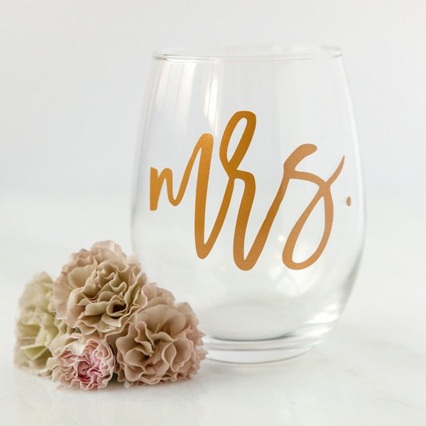 17 Unique Gifts for the Bride from Her Mother | https://emmalinebride.com/bride/unique-gifts-for-the-bride-from-her-mother/